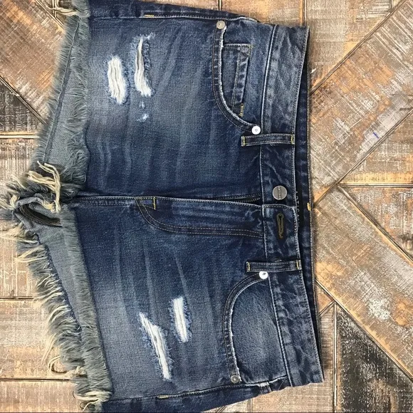 Artisan De Luxe distressed denim short. NWOT.