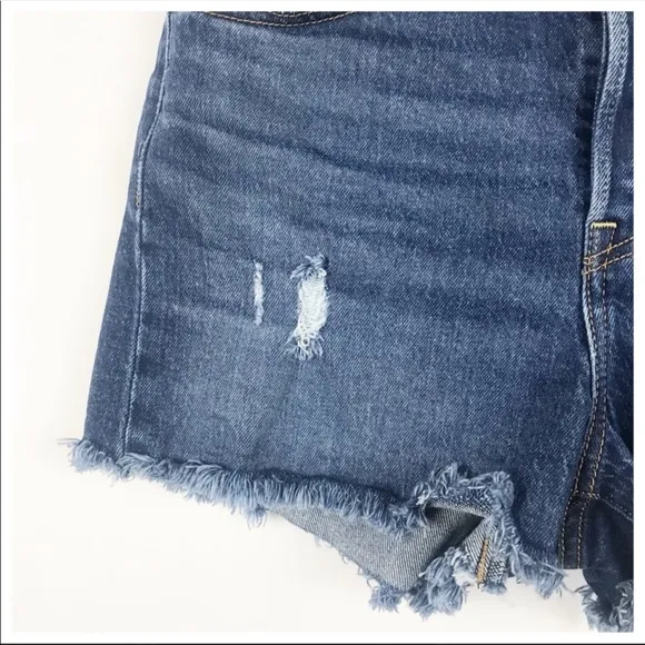 NWT Levi’s Ribcage Distressed Cut Off Denim Shorts Size 28