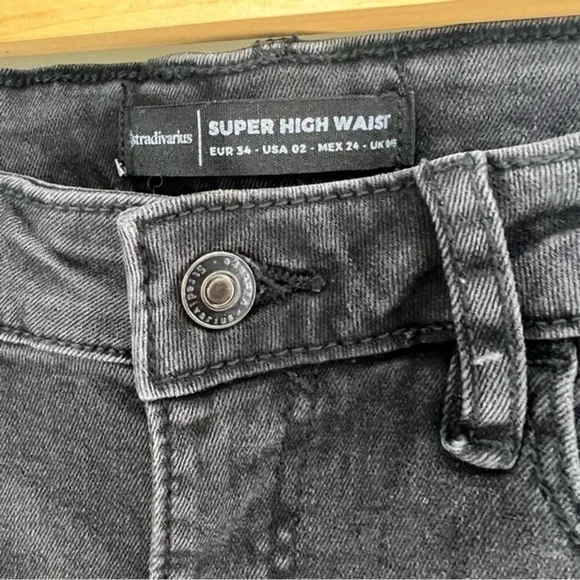 Stradivarius Super High Waist Jeans Distressed